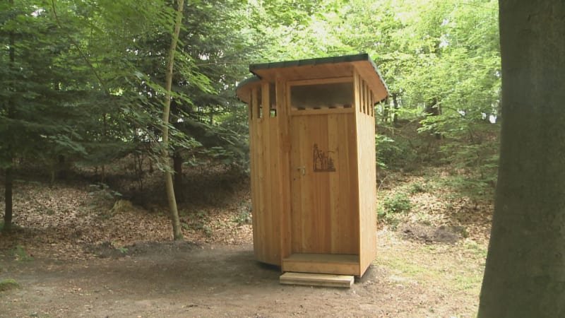 Prachovské skály mají konečně toalety. Alespoň nebudeme muset do lesa, pochvalují si turisté Prachovské skály mají konečně toalety. Alespoň nebudeme muset do lesa, pochvalují si turisté