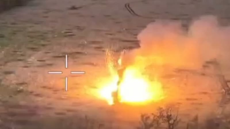 Série explozí a rozbitý ruský konvoj. Podívejte se na záběry drtivého ukrajinského úderu