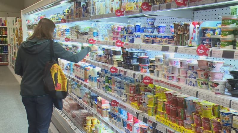 Inflace v Česku zpomalila. Klesly ceny potravin, zdražuje naopak zboží a služby Inflace v Česku zpomalila. Klesly ceny potravin, zdražuje naopak zboží a služby