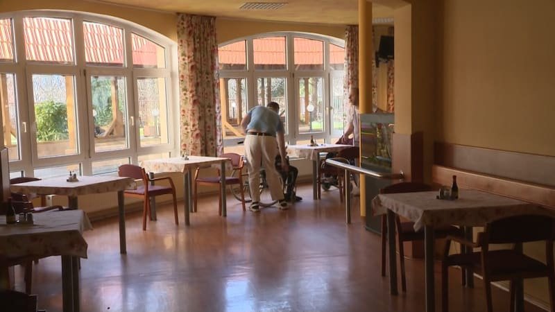 Krize v sociálních službách: Odbory hrozí stávkou, žádají zvýšení platů. Jurečka to odmítá