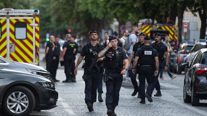 Útok nožem před luxusním butikem v Paříži. Muž pobodal policistu, agresora zneškodnili Útok nožem před luxusním butikem v Paříži. Muž pobodal policistu, agresora zneškodnili
