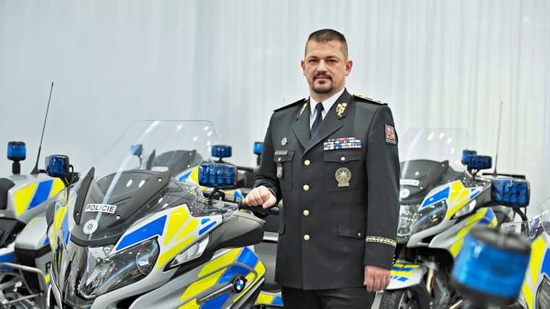 Komorousův motoklub: Centurionem je náměstek Lerch, členem muž stíhaný za kamery ve sprše