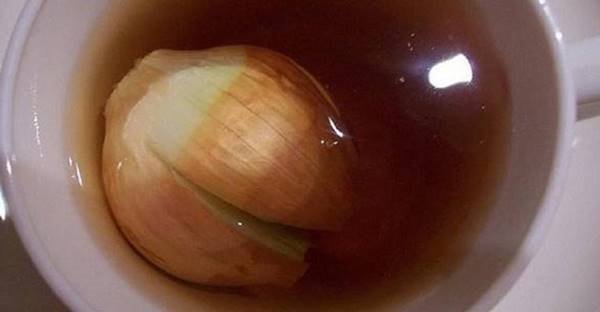 Starý muž rozkrájal cibuľu na štyri časti a dal ju jednoducho do čaju! Neuveriteľne úžasný nápad, ktorý skutočne pomáha!
