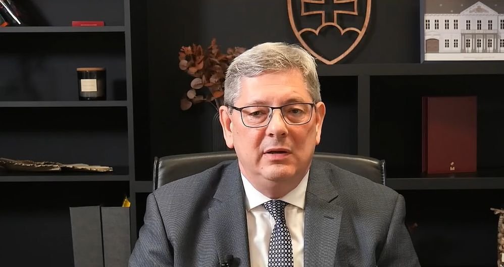 Minister spravodlivosti Susko: Ultras fanúšikovia z Denníka N vtrhli na trávnik a vypískali rozhodcu Minister spravodlivosti Susko: Ultras fanúšikovia z Denníka N vtrhli na trávnik a vypískali rozhodcu
