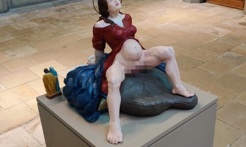 V katedrále v rakouském Linci umístili pornografickou sochu panny Marie, naštvaný katolík ji sťal