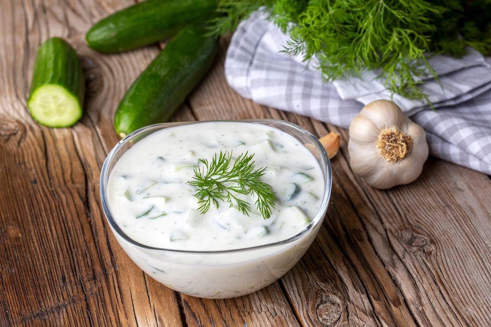 Omáčku tzatziki robím ako gazdiná z Korfu. Uhorkový šalát s kyslou smotanou na ňu nemá Omáčku tzatziki robím ako gazdiná z Korfu. Uhorkový šalát s kyslou smotanou na ňu nemá