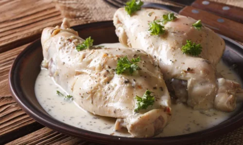 Králik na smotane – tradičný recept s domácou žemľovou knedľou