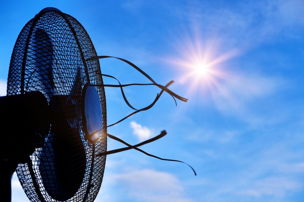 Nastavte ventilátor takto. Účinne znížite teplotu vo svojom byte