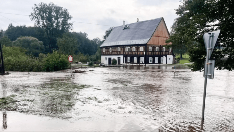 Silnice pod vodou, vytopené sklepy i utržené svahy. Česko trápí přívalové deště a bouřky