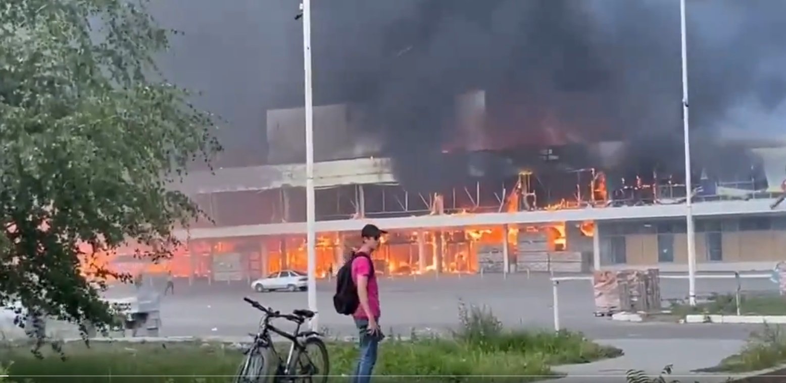 Video: Ukrajinská armáda zaútočila raketami na nákupné centrum plné ľudí v centre Donecka Video: Ukrajinská armáda zaútočila raketami na nákupné centrum plné ľudí v centre Donecka