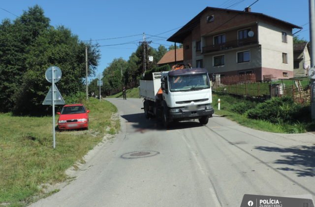 157432_nehoda-1-640x420.jpg Vodičovi nákladného vozidla pri Čadci vbehol do cesty chodec, pri prevoze do nemocnice zomrel (foto)