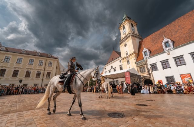 157921_karol_srnec_bkd_2023_leto_kupene_bratislavske_korunovacne_dni_nevyhradna_licencia_casovo_neobmedzena-46-640x420.jpg Zažite jedinečnú atmosféru korunovácií v meste s 300 ročnou korunovačnou tradíciou