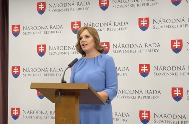 162149_sni-mka-obrazovky-2024-08-19-o-14.50.37-640x420.jpg Danko sa podľa Remišovej opäť strápnil. To jeho vláda schválila granty, ktoré teraz kritizuje (video)
