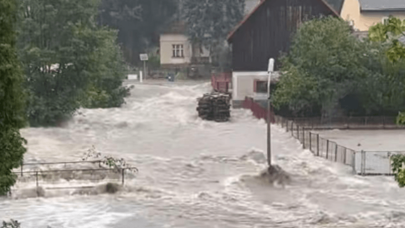 Silné bouřky způsobují velké škody. Stachy zaplavila voda, ve Zbirohu evakuovali benzinku Silné bouřky způsobují velké škody. Stachy zaplavila voda, ve Zbirohu evakuovali benzinku