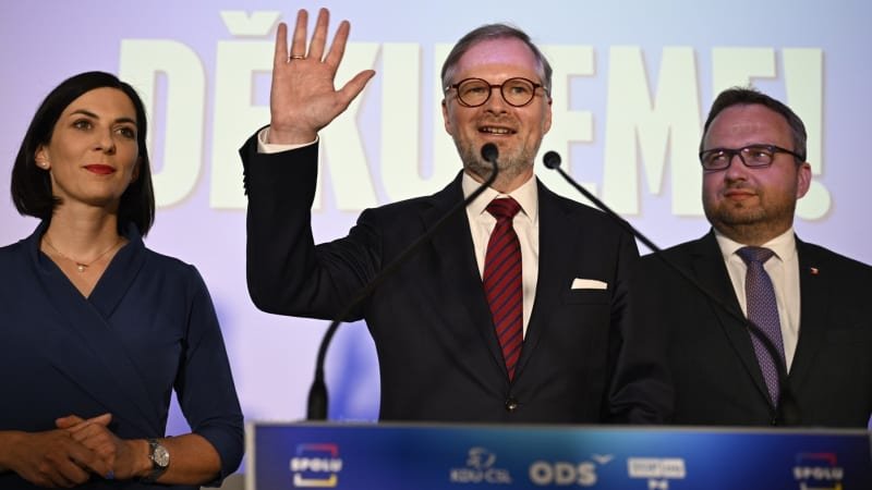 KOMENTÁŘ: Pět zabijáků demokracie aneb Jak čeští politici pomáhají brousit kosu