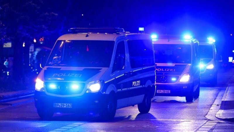 Pátrací akce v Bavorsku. Z psychiatrické kliniky utekli nebezpeční vězni, policie varuje lidi Pátrací akce v Bavorsku. Z psychiatrické kliniky utekli nebezpeční vězni, policie varuje lidi