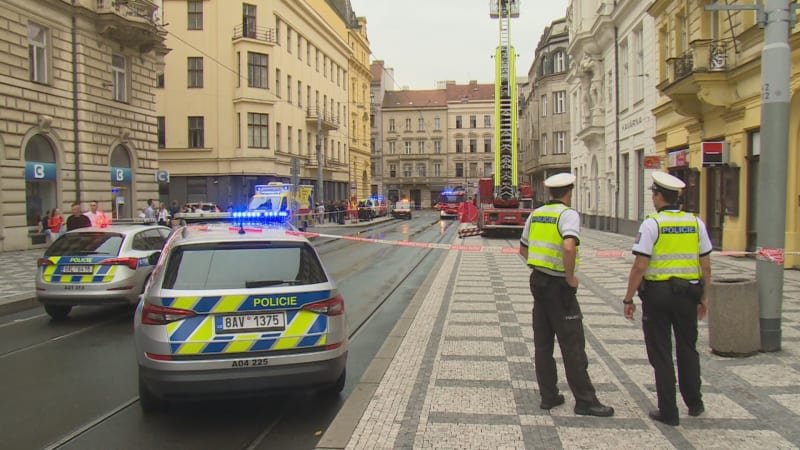 Pád římsy v Lazarské ulici šetří policie jako usmrcení z nedbalosti. Totožnost zemřelého zná Pád římsy v Lazarské ulici šetří policie jako usmrcení z nedbalosti. Totožnost zemřelého zná