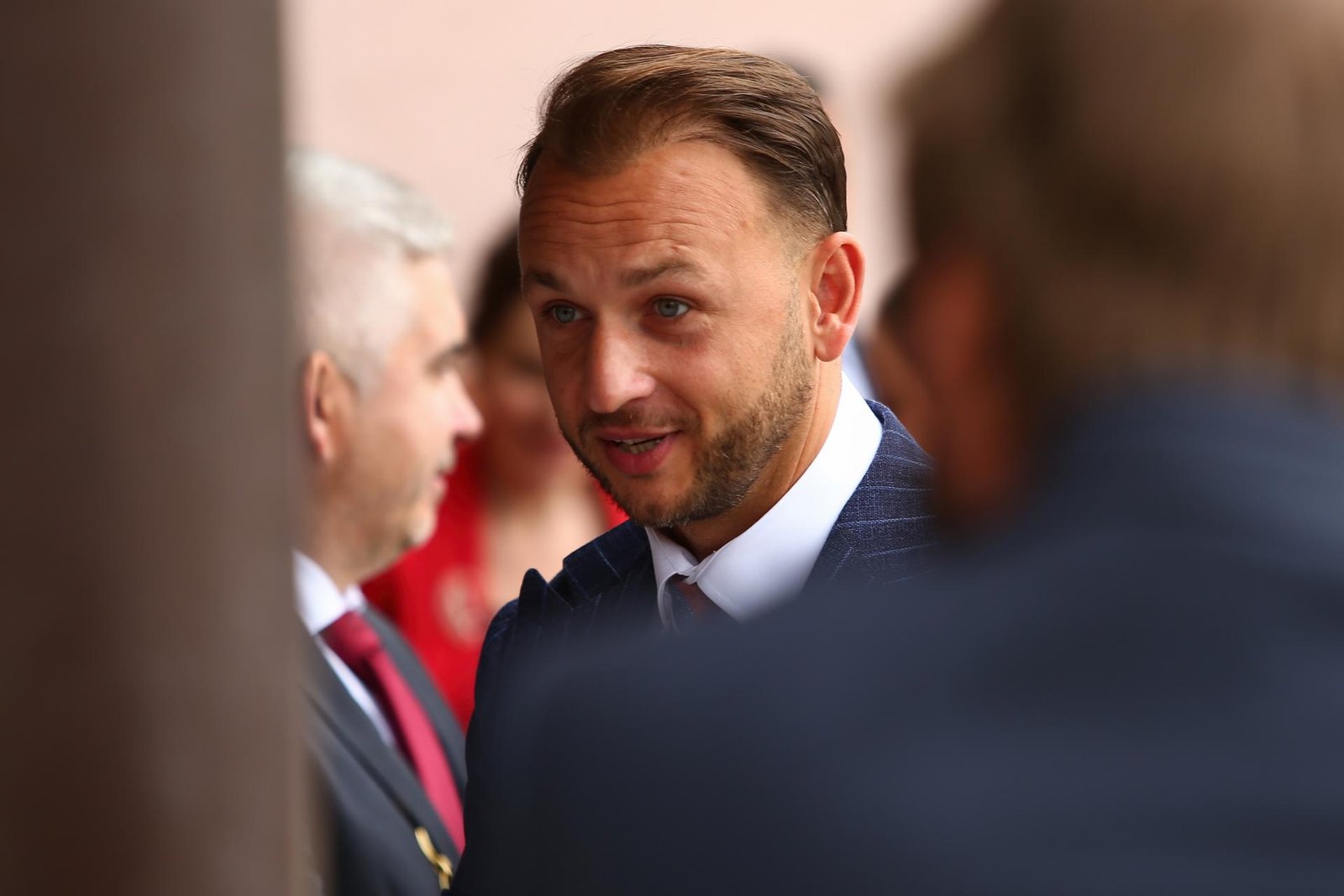 Muž mieril na jarmoku atrapou zbrane, v priestore bol minister vnútra Muž mieril na jarmoku atrapou zbrane, v priestore bol minister vnútra