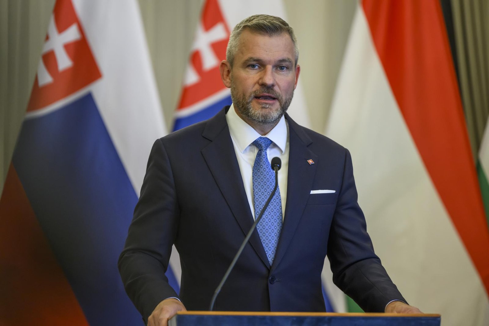 Pellegrini avizuje veľké stretnutie s Ficom aj lídrami opozície. Reaguje tým na výzvy Šimečku a Gröhlinga Pellegrini avizuje veľké stretnutie s Ficom aj lídrami opozície. Reaguje tým na výzvy Šimečku a Gröhlinga