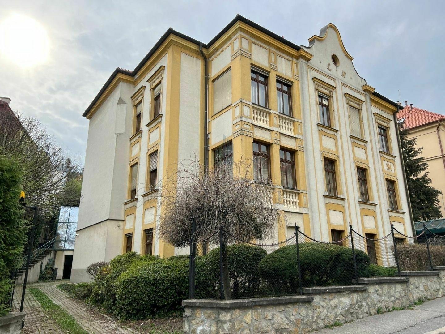 Stoja milióny, no väčšinu z nich na portáloch nenájdete. Toto je päť najdrahších víl v Bratislave Stoja milióny, no väčšinu z nich na portáloch nenájdete. Toto je päť najdrahších víl v Bratislave