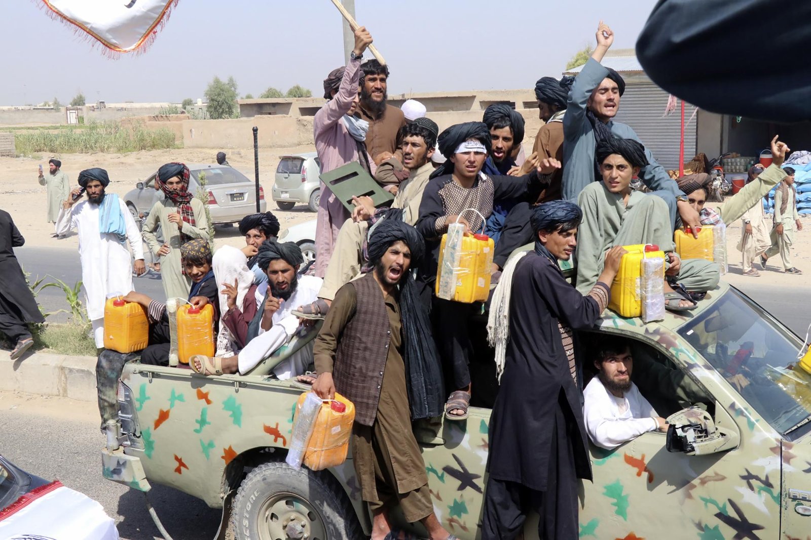 Taliban prijal tvrdé zákony o morálke: Žiadna hudba v aute, ženy si musia zakrývať tvár a muži nosiť bradu Taliban prijal tvrdé zákony o morálke: Žiadna hudba v aute, ženy si musia zakrývať tvár a muži nosiť bradu
