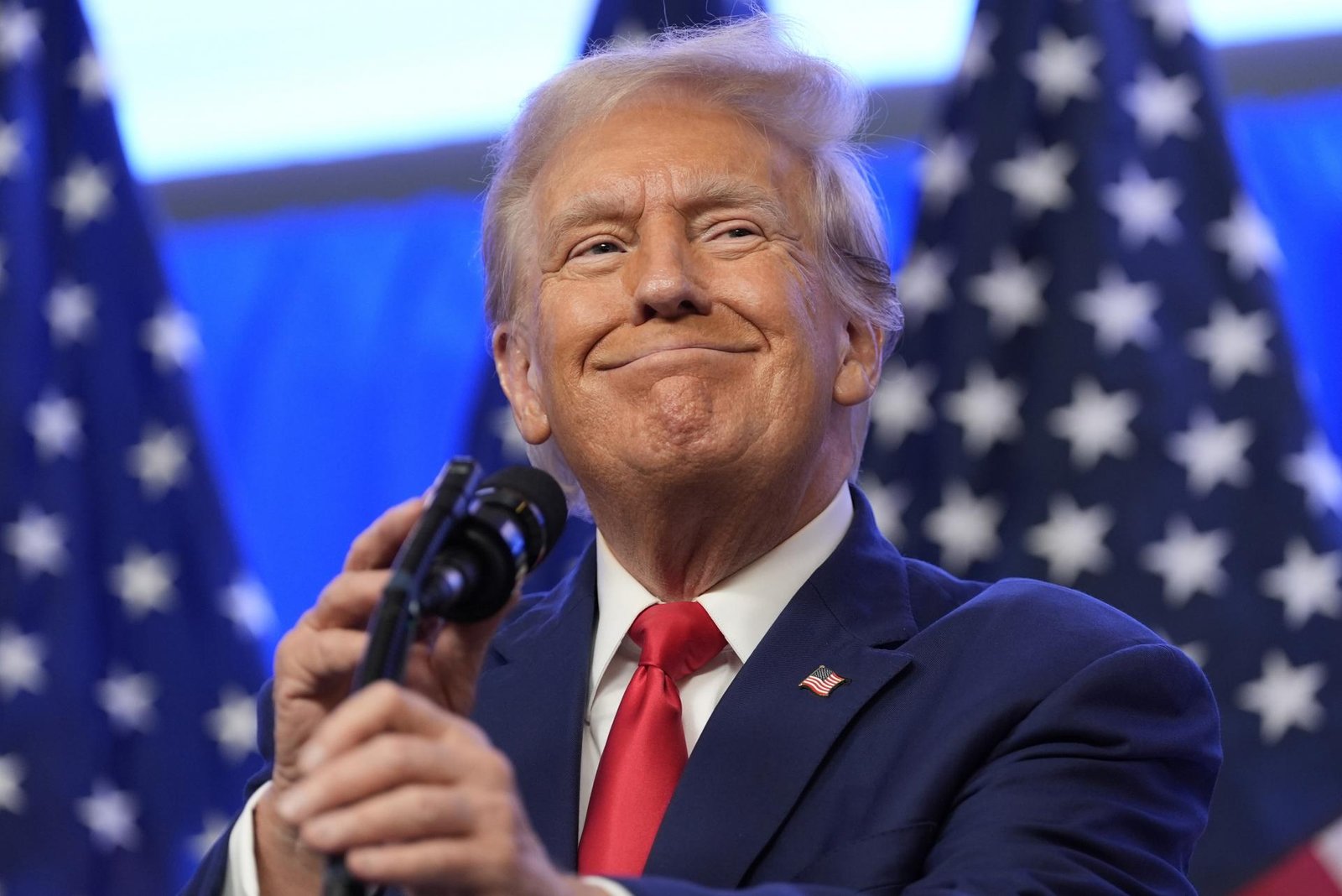 Trump nahlásil, že inkasoval 300-tisíc dolárov z predaja špeciálneho vydania biblie Trump nahlásil, že inkasoval 300-tisíc dolárov z predaja špeciálneho vydania biblie