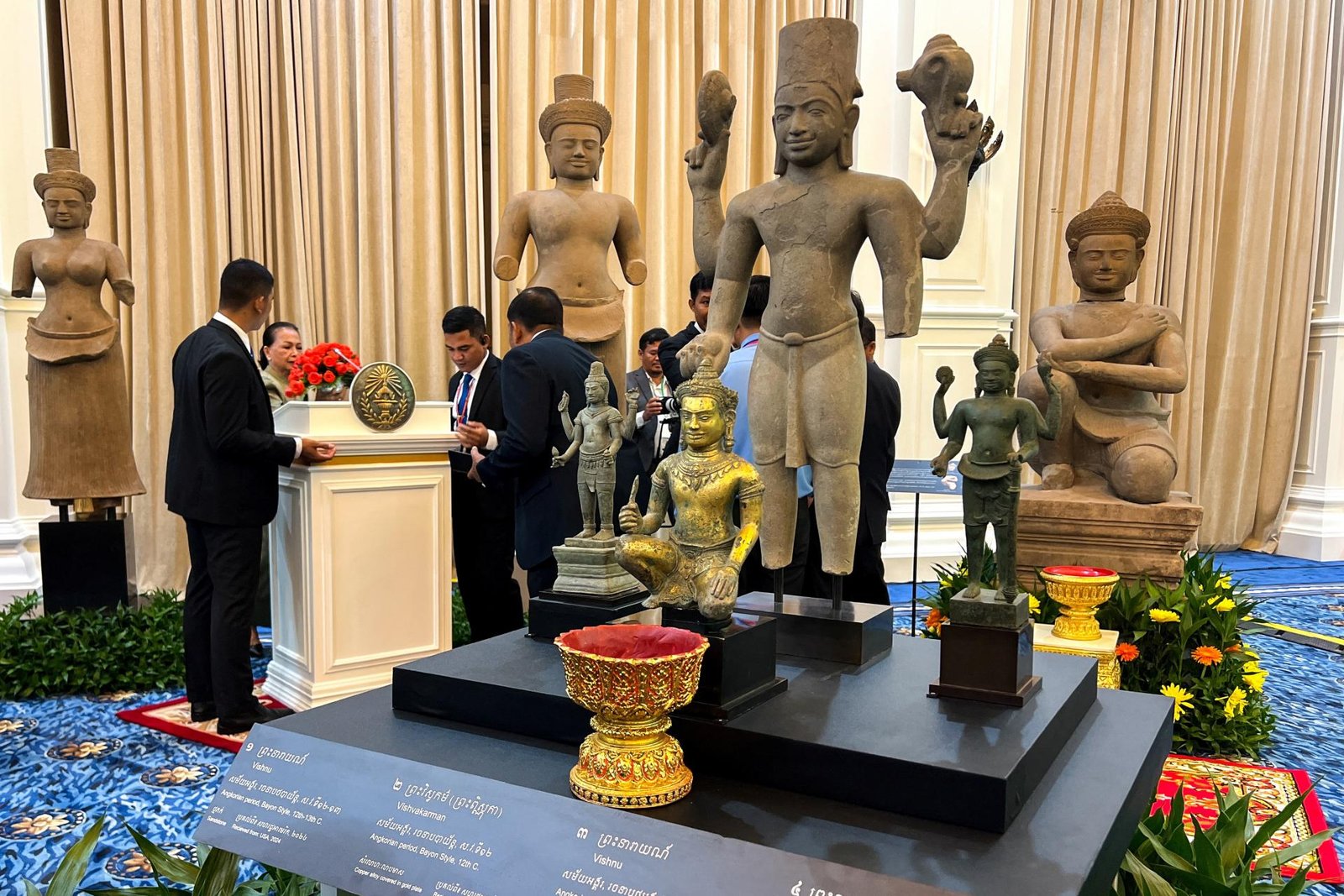 Kambodža privítala desiatky historických artefaktov vrátených z USA. Mnohé z krajiny odniesli počas vojny Kambodža privítala desiatky historických artefaktov vrátených z USA. Mnohé z krajiny odniesli počas vojny