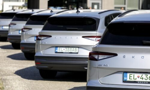 Polícia nemá dosť nabíjačiek pre elektrické autá. Rezort vnútra teraz rokuje o rozšírení siete