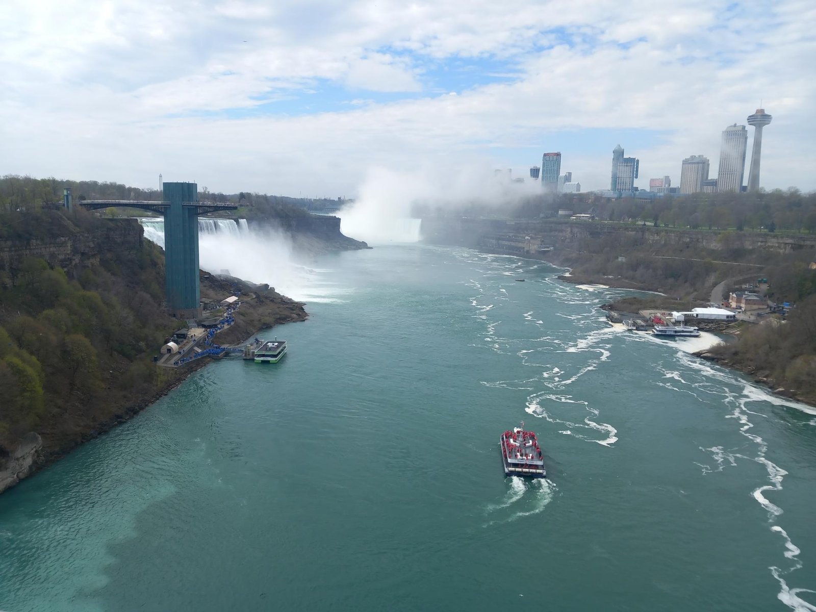 REPORTÉR HN NA CESTÁCH: „Disneyland“ v Kanade vs. prírodný park v USA. Niagara hučí a láka milióny turistov REPORTÉR HN NA CESTÁCH: „Disneyland“ v Kanade vs. prírodný park v USA. Niagara hučí a láka milióny turistov