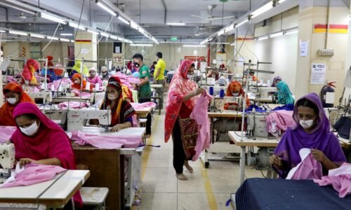 Miliardový biznis sa zasekol. Výrobcovia odevov v Bangladéši majú kvôli záplavám nedostatok bavlny