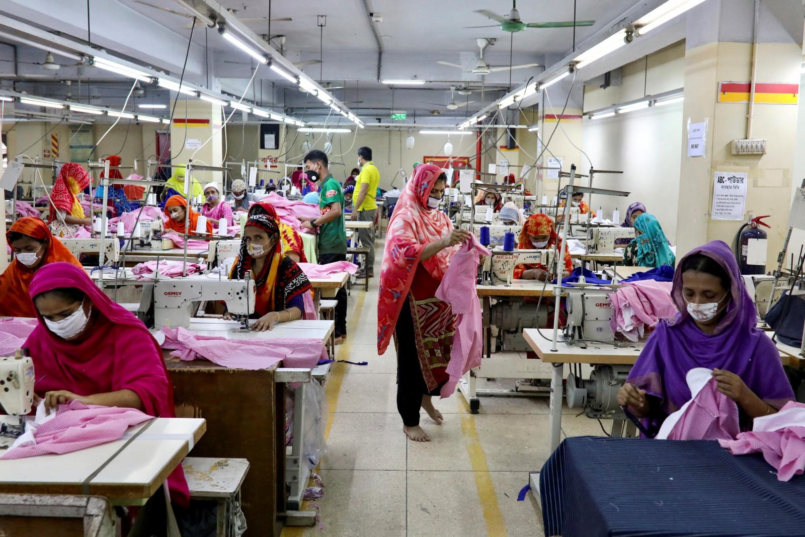 Miliardový biznis sa zasekol. Výrobcovia odevov v Bangladéši majú kvôli záplavám nedostatok bavlny Miliardový biznis sa zasekol. Výrobcovia odevov v Bangladéši majú kvôli záplavám nedostatok bavlny