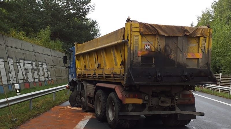Smrtelná nehoda uzavřela silnici na Svitavsku: Řidič osobního auta nepřežil střet s náklaďákem Smrtelná nehoda uzavřela silnici na Svitavsku: Řidič osobního auta nepřežil střet s náklaďákem