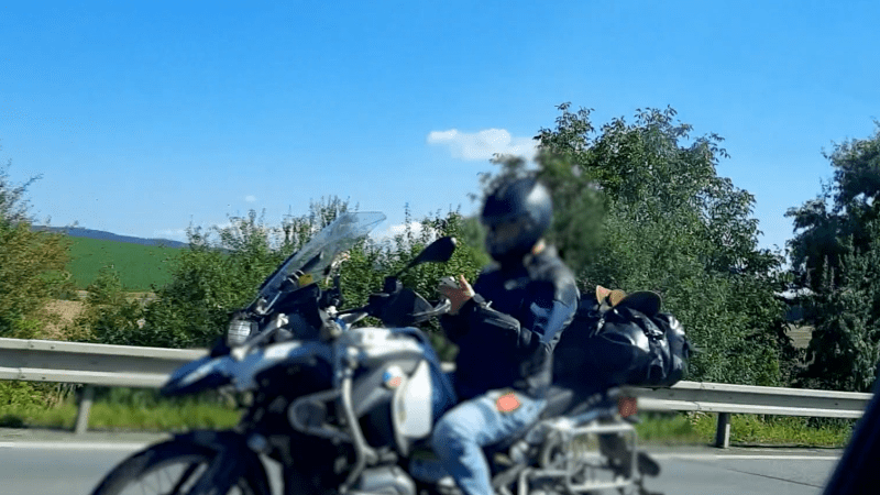Motorkář hazardér: Místo řídítek držel na dálnici na Vyškovsku mobil. Policie muže natočila Motorkář hazardér: Místo řídítek držel na dálnici na Vyškovsku mobil. Policie muže natočila