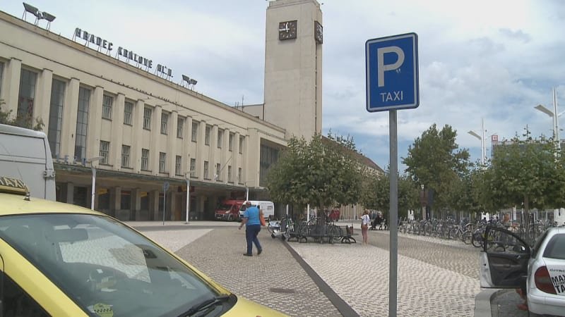 Bitky, přepadení a rány pěstí: Královéhradecké nádraží se potýká s potyčkami výtržníků Bitky, přepadení a rány pěstí: Královéhradecké nádraží se potýká s potyčkami výtržníků