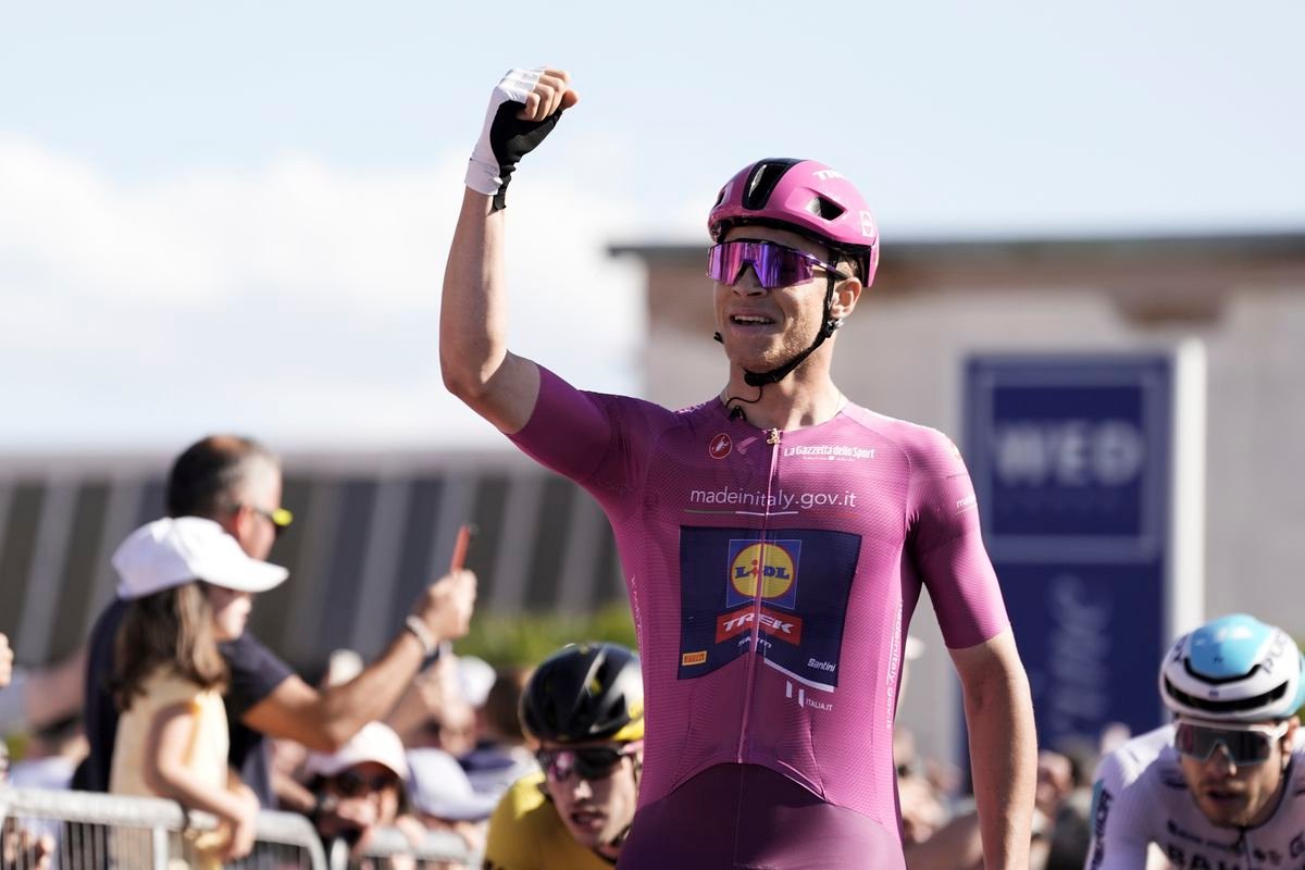 Renewi Tour: Jonathan Milan nadviazal na triumf v 1. etape, na čele Alec Segaert