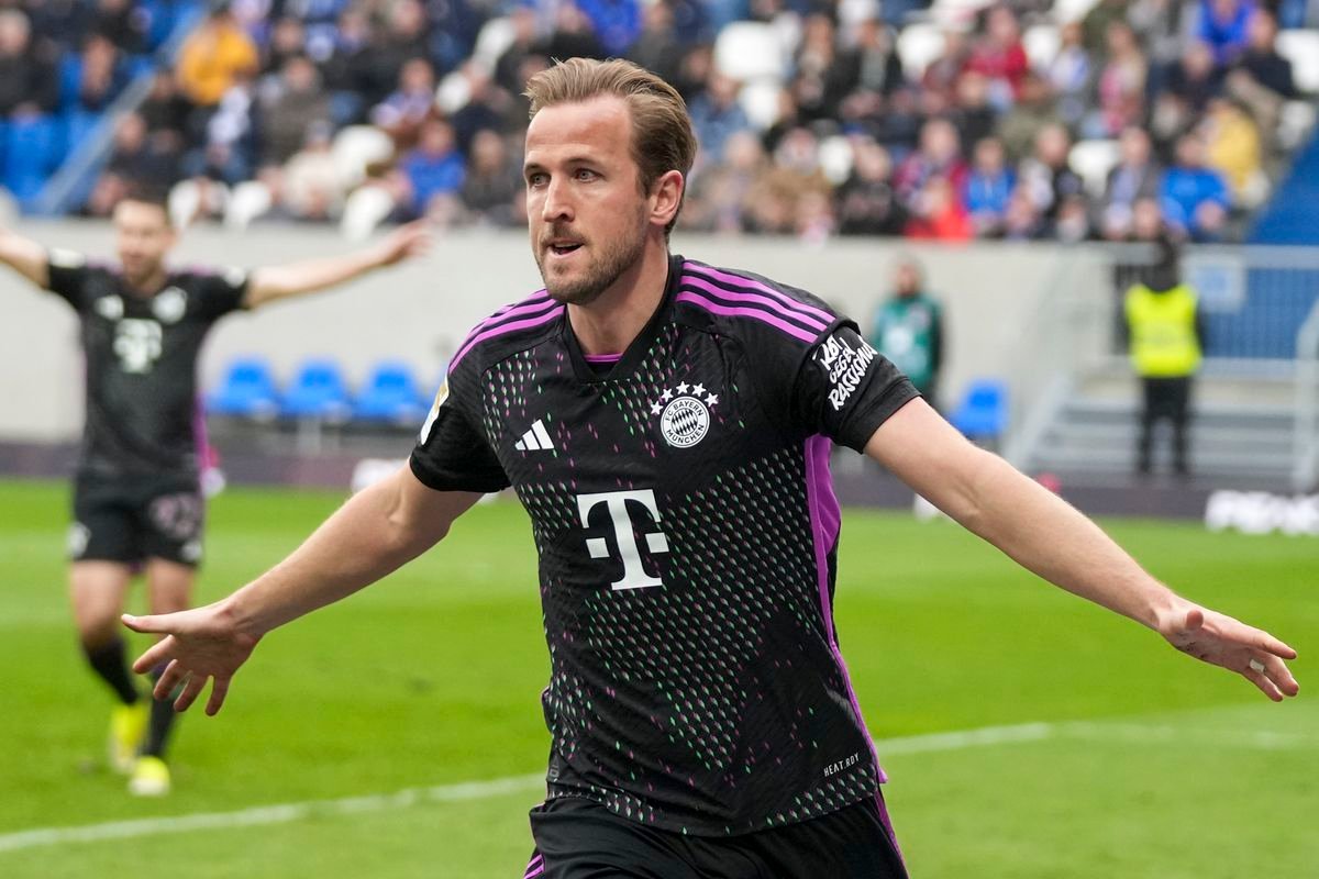 Harry Kane sa zaradil k Messimu či Ronaldovi. Prevzal si individuálne ocenenie