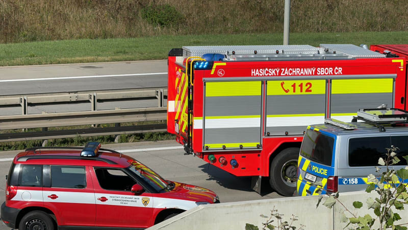 Vážná nehoda na Pražském okruhu. Pro zraněné letěl vrtulník, provoz je kompletně omezen