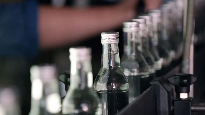 Láhev vodky za 850 rublů. Rusko během války rapidně zdražuje alkohol, mohou za to i sankce Láhev vodky za 850 rublů. Rusko během války rapidně zdražuje alkohol, mohou za to i sankce