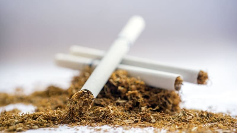 Stát přehnal zdanění tabáku. Spotřeba neklesá, lidé jezdí jinam a rozpočet přichází o miliardy
