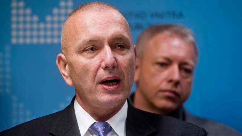 EXKLUZIVNĚ: „Pan Tatarák“ měl chránit velvyslance, ale ulil se. Nyní odchází od policie EXKLUZIVNĚ: „Pan Tatarák“ měl chránit velvyslance, ale ulil se. Nyní odchází od policie