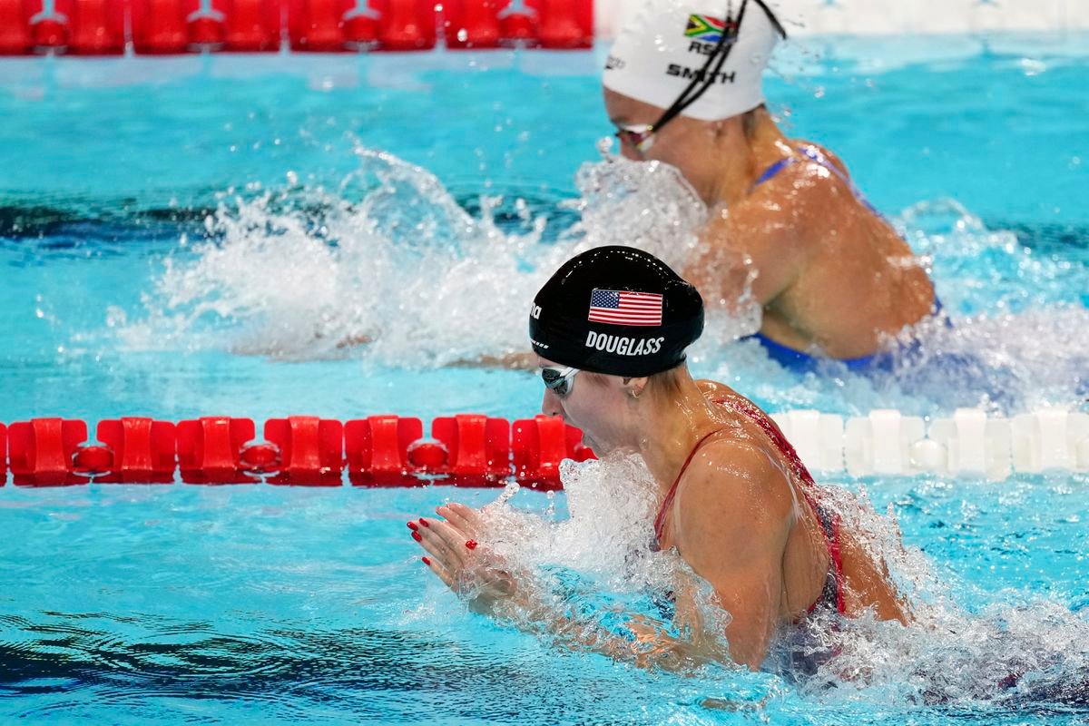Američanka Douglassová získala zlato na 200 m prsia, striebro berie Smithová
