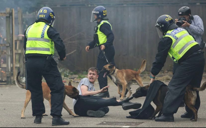 Zatýkaní sú Briti, ktorí prišli bojovať za právo pokojne žiť vo vlastnej krajine Zatýkaní sú Briti, ktorí prišli bojovať za právo pokojne žiť vo vlastnej krajine