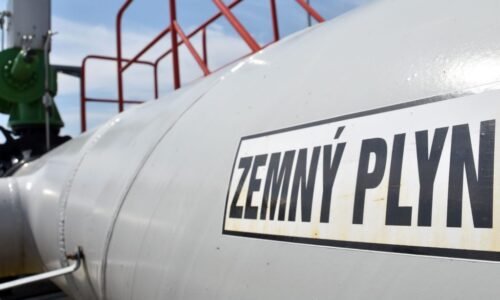 Gazprom zvýšil tok plynu cez Ukrajinu. Boje však držia ceny historicky vysoko