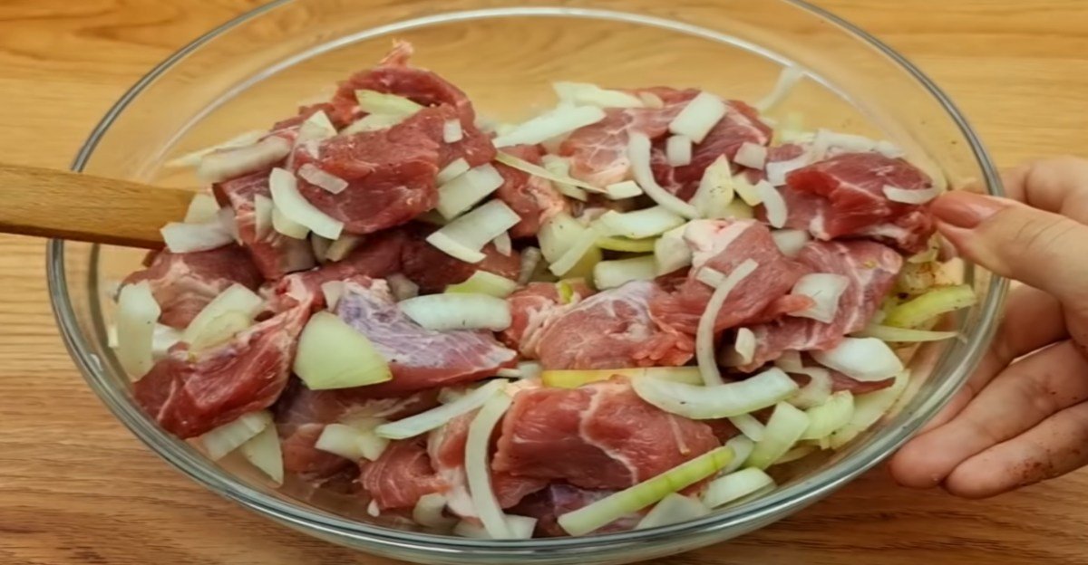 Táto bravčová krkovička sa nám doslova vždy rozpadá na jazyku: Pečená dobrota, ktorá je u nás už víkendovým zvykom !