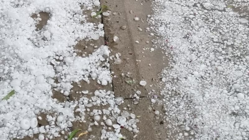 Bouřky postupují Českem, meteorologové varují před nánosy krup i deštěm. Kde hrozí nebezpečí? Bouřky postupují Českem, meteorologové varují před nánosy krup i deštěm. Kde hrozí nebezpečí?