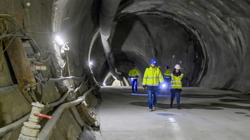 Později a výrazně dráž. Zdržování metra D bude stát Prahu miliardy