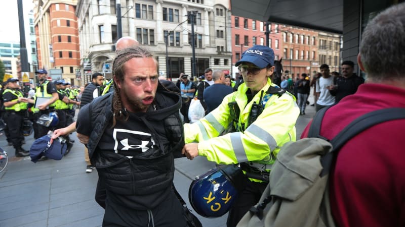 Násilí v Anglii po vraždách dětí: Demonstranti zranili policisty a vyrabovali jejich stanici