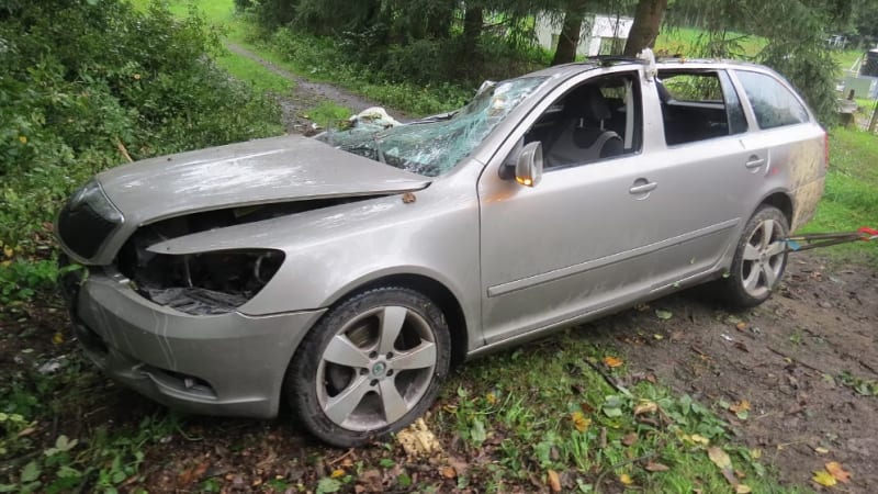 Mladý řidič na Vysočině vyletěl mimo silnici, zranily se i dvě nezletilé. Zasahoval vrtulník