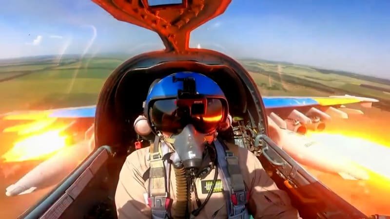 Přesný zásah ukrajinských pilotů. Kyjev zveřejnil video zničení důležitého mostu v Rusku Přesný zásah ukrajinských pilotů. Kyjev zveřejnil video zničení důležitého mostu v Rusku