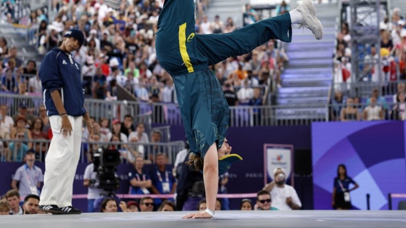 Vrátila breakdance o 40 let zpátky. Lidé na sítích pitvají vystoupení australské olympioničky Vrátila breakdance o 40 let zpátky. Lidé na sítích pitvají vystoupení australské olympioničky